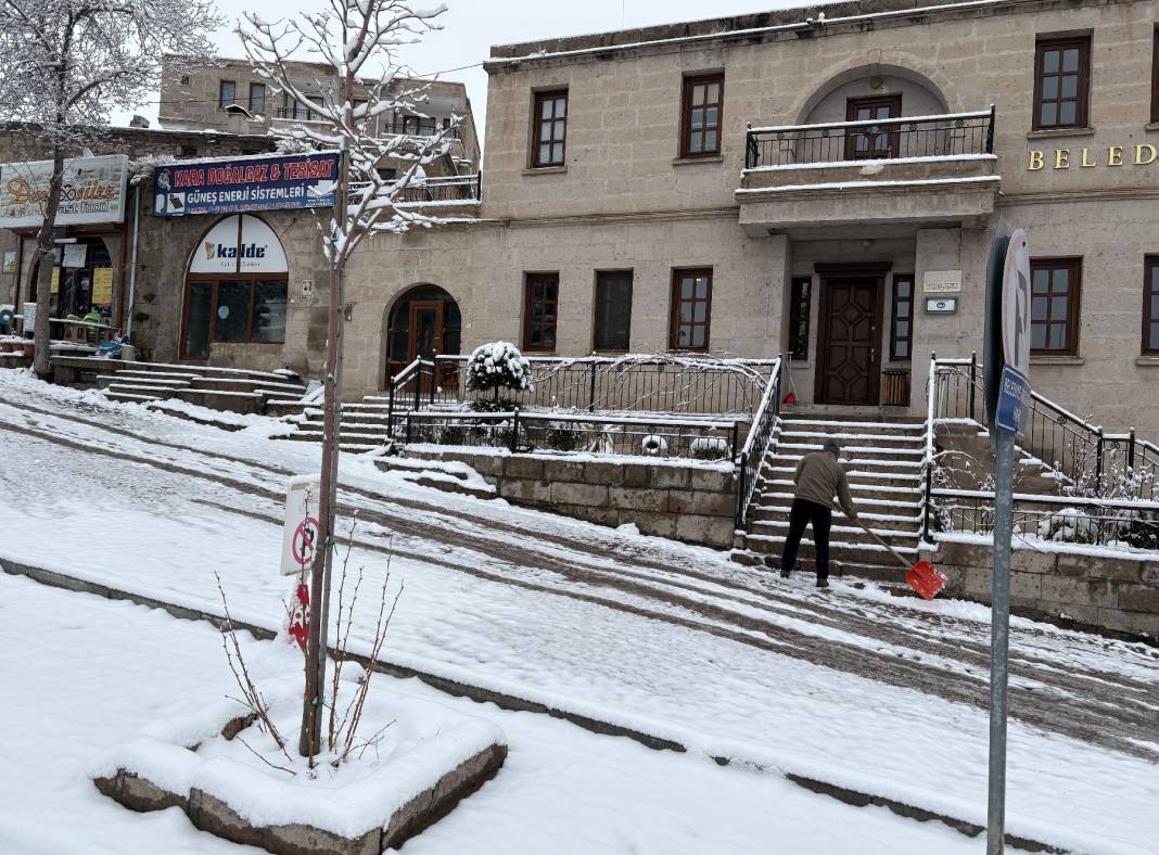 Vatandaş hem sevindi, hem üzüldü! Aksaray'da çiçek açan ağaçlar beyaza büründü 4